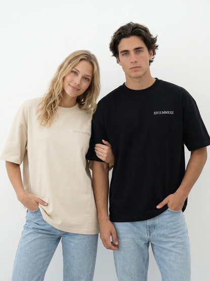 T-Shirt mit römischen Ziffern – Personalisiert & Bestickt