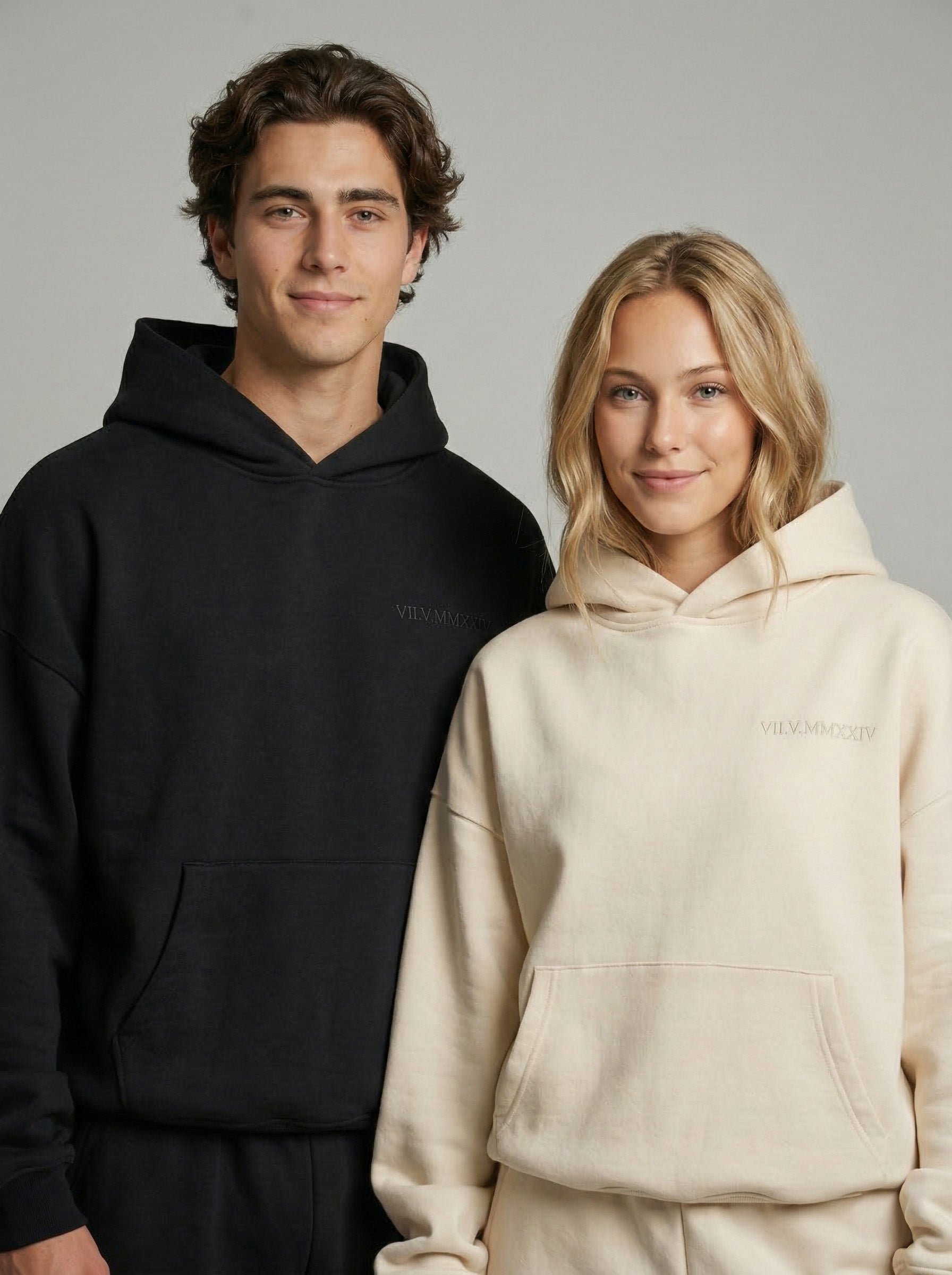 Paar trägt ein Jogginganzug mit Römsichen Ziffern bestickt - Geschenkidee - DaUnique - closeup