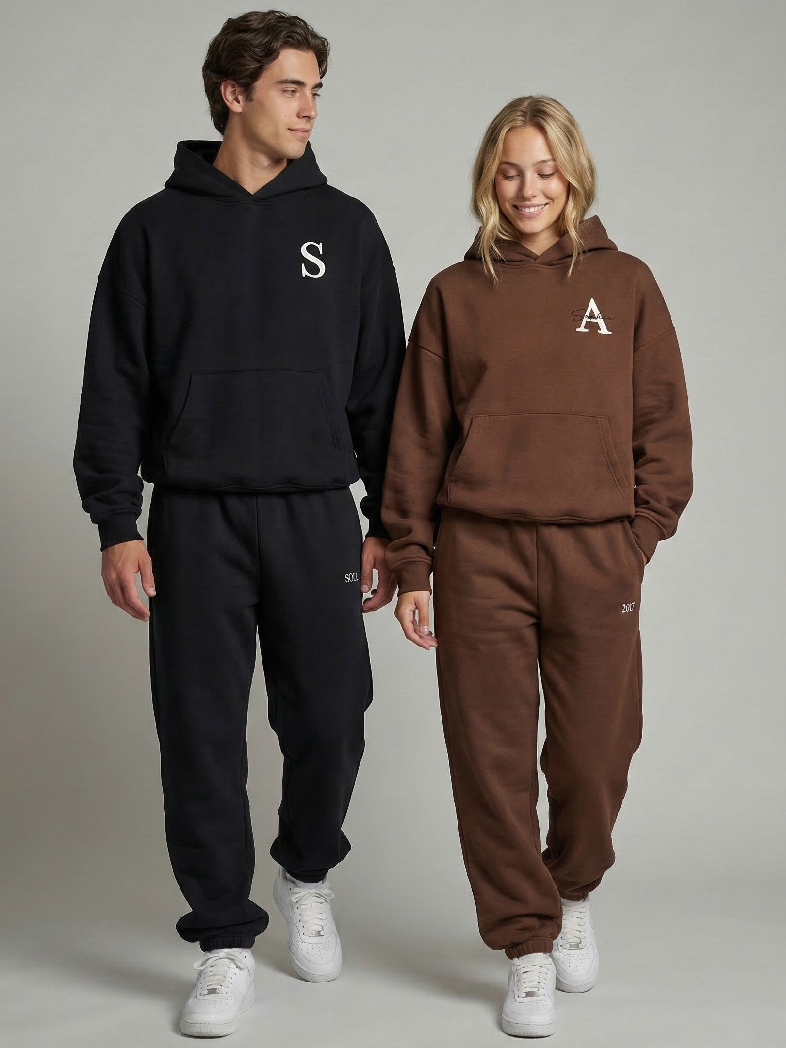 Model trägt den personalisierten Jogginganzug mit Initialen im gemütlichen Oversized Look, ideales Geschenk für Paare