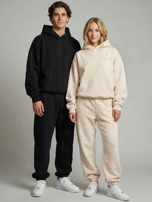 Paar trägt ein Jogginganzug mit Römsichen Ziffern bestickt - Geschenkidee - DaUnique