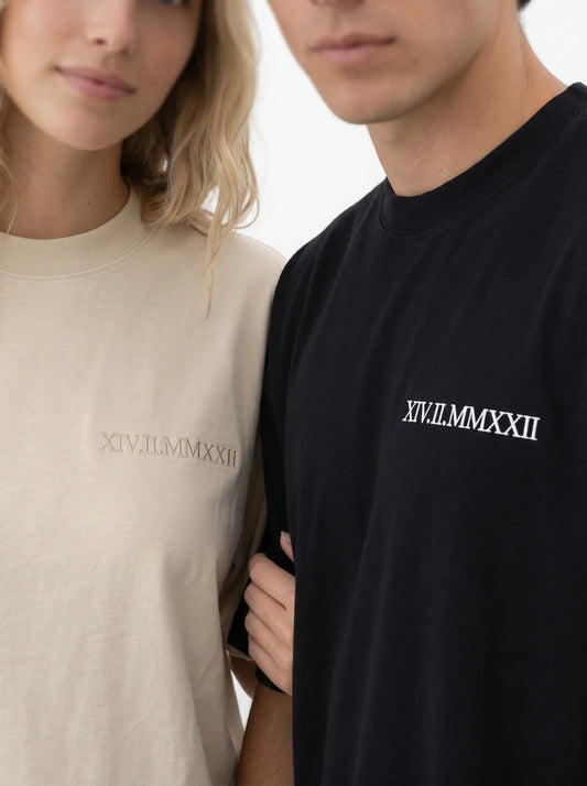 T-Shirt mit römischen Ziffern – Personalisiert & Bestickt