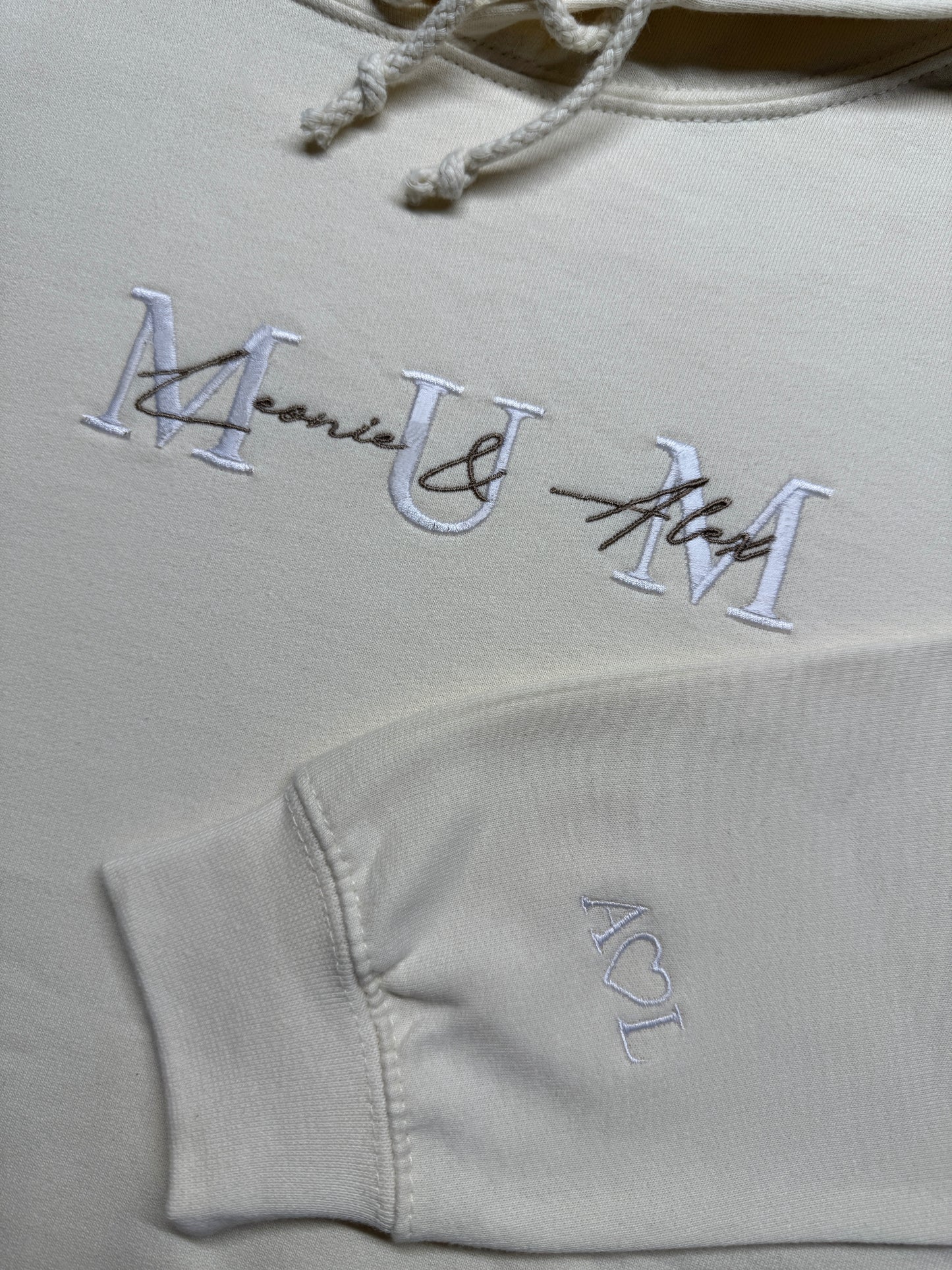 MUM Pullover mit Namen – Personalisiert & Bestickt