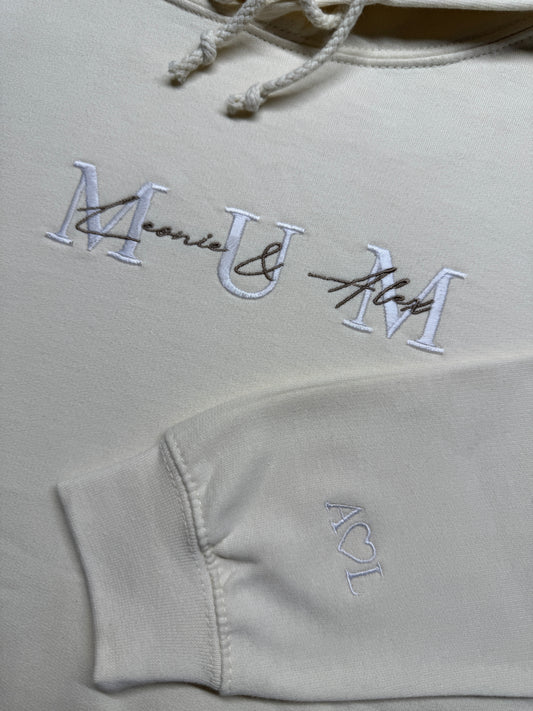 MUM Pullover mit Namen – Personalisiert & Bestickt